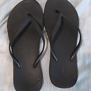 Old Navy black flip flops